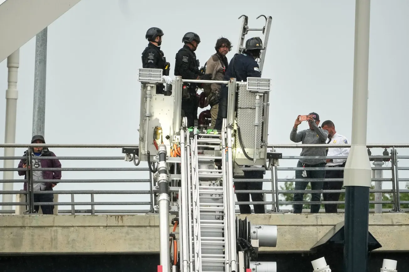 Protester comes down from atop Washington bridge ending 5-day stand against AI and Iran war