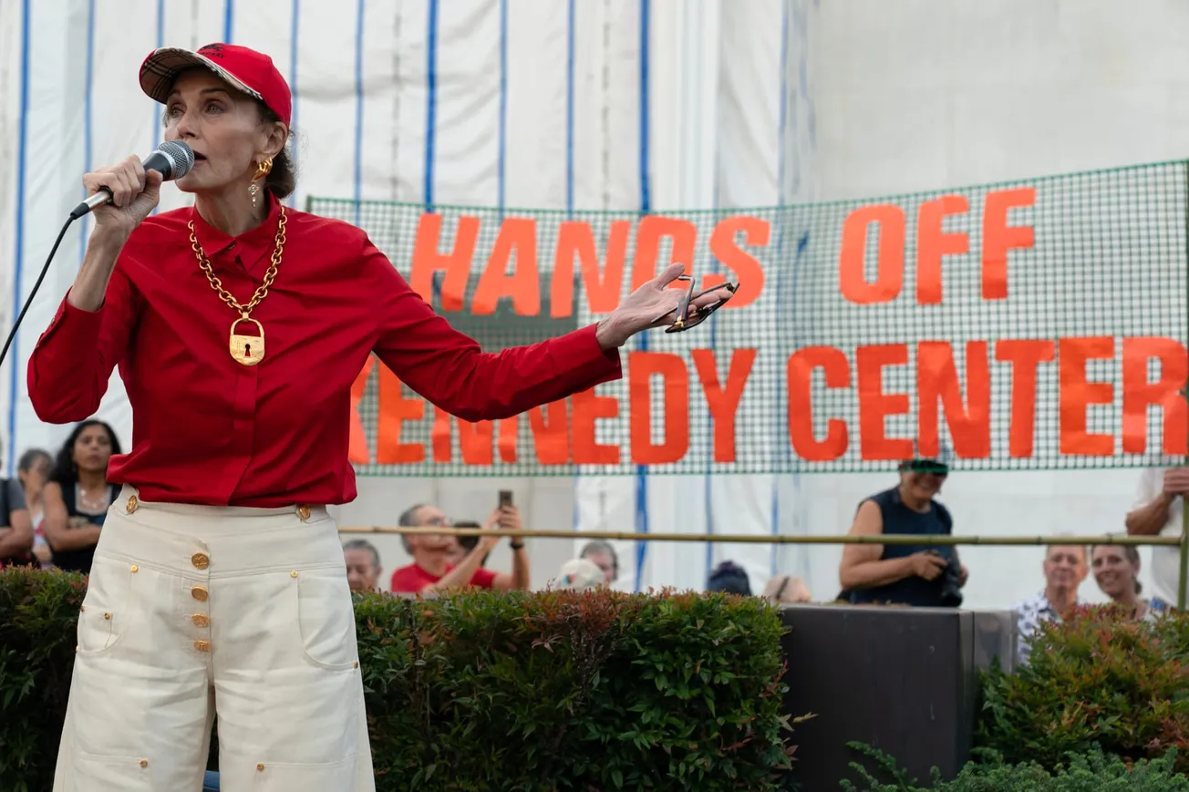 Thousands join protest outside Kennedy Center, expressing concern that Trump might tear it down