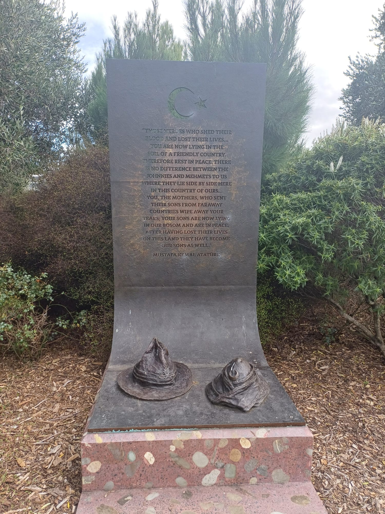 An image of the Turkish memorial at Pukeahu featuring the apocryphal 'Johnnies and Mehmets' quote