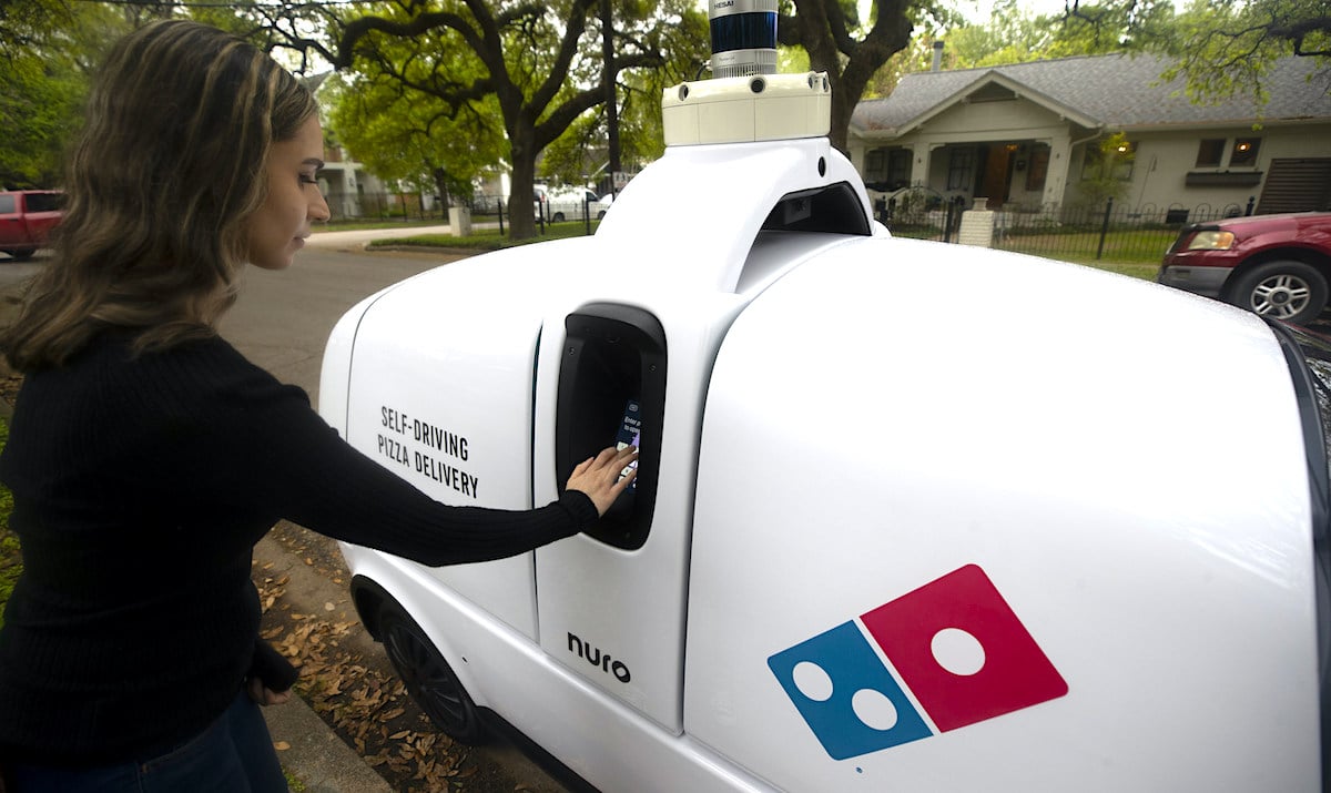 dominos livraison robot autonome r2 nuro