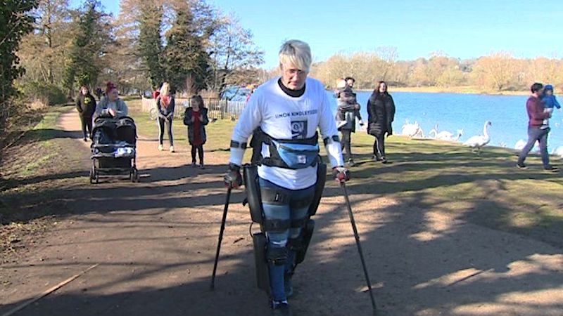 homme paraplegique parcourt kilometres exosquelette