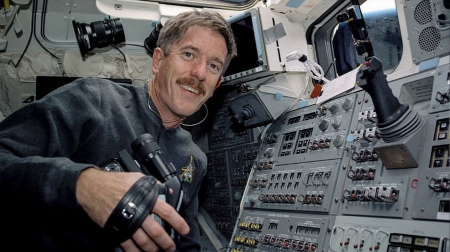 james reilly directeur usgs navette spatiale