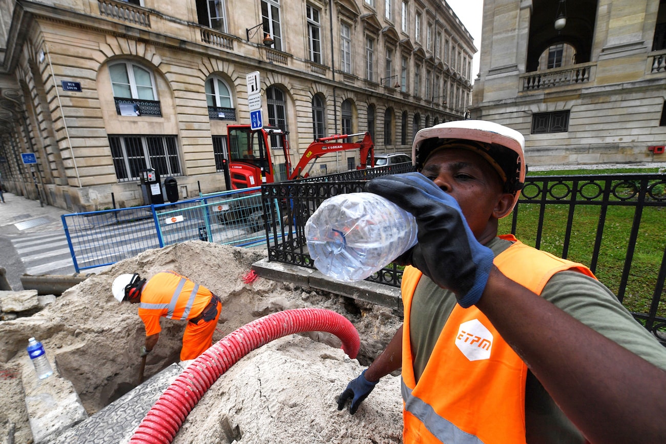 travailleur boit eau bordeaux juin 2019