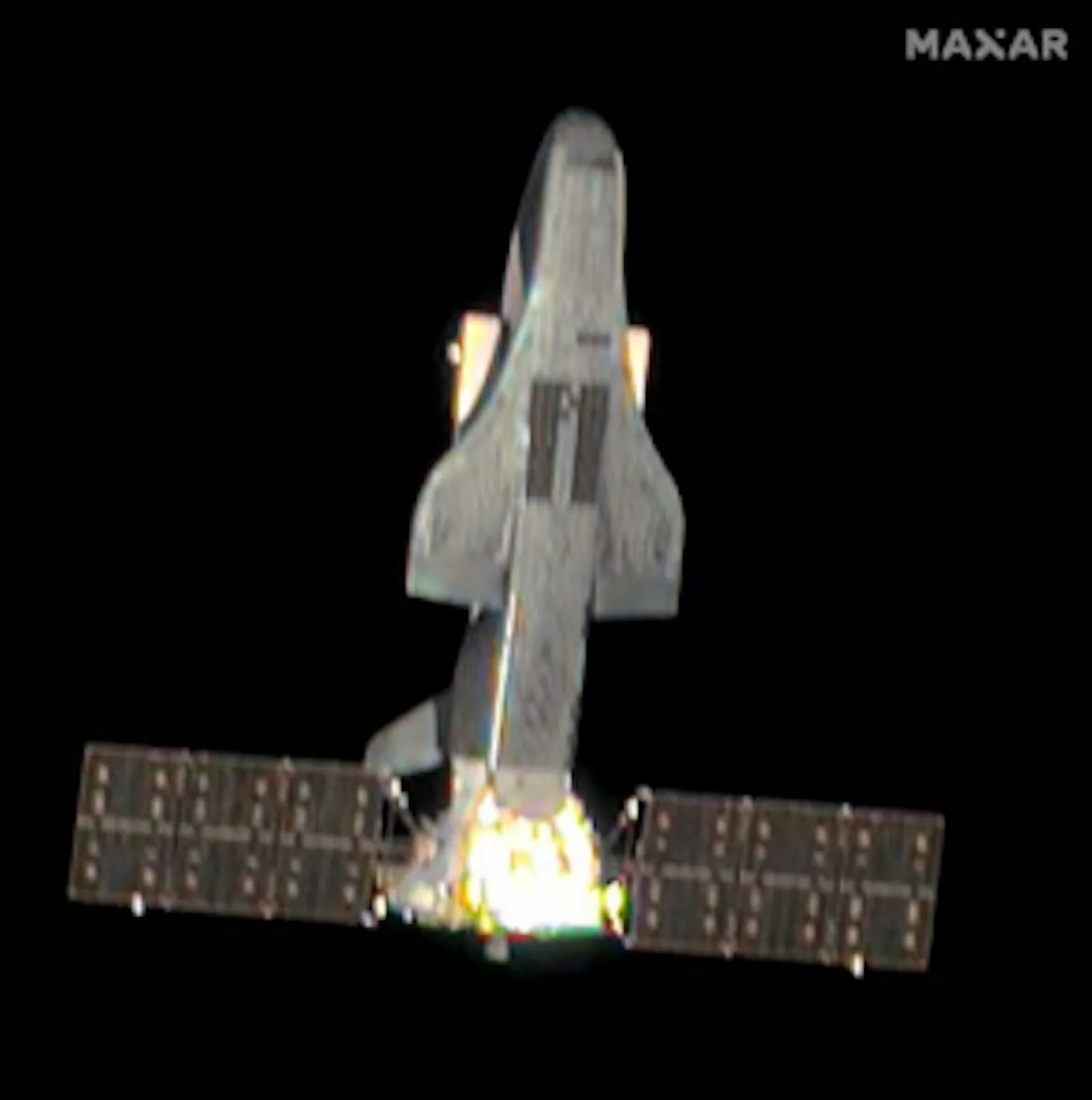 L'avion spatial chinois photographié en orbite par un satellite Maxar, avec ses portes de soute, ses ailes delta et ses panneaux solaires