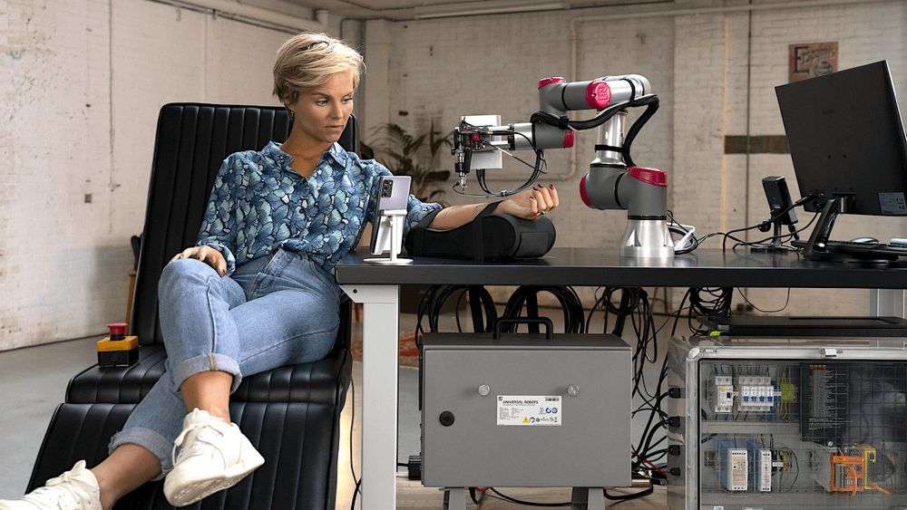 Un artiste fait un tatouage à distance via un robot connecté au réseau 5G