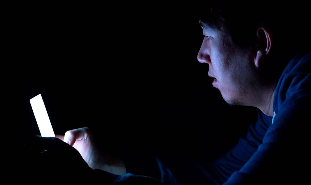 Un homme devient temporairement borgne après avoir joué sur son smartphone durant la nuit