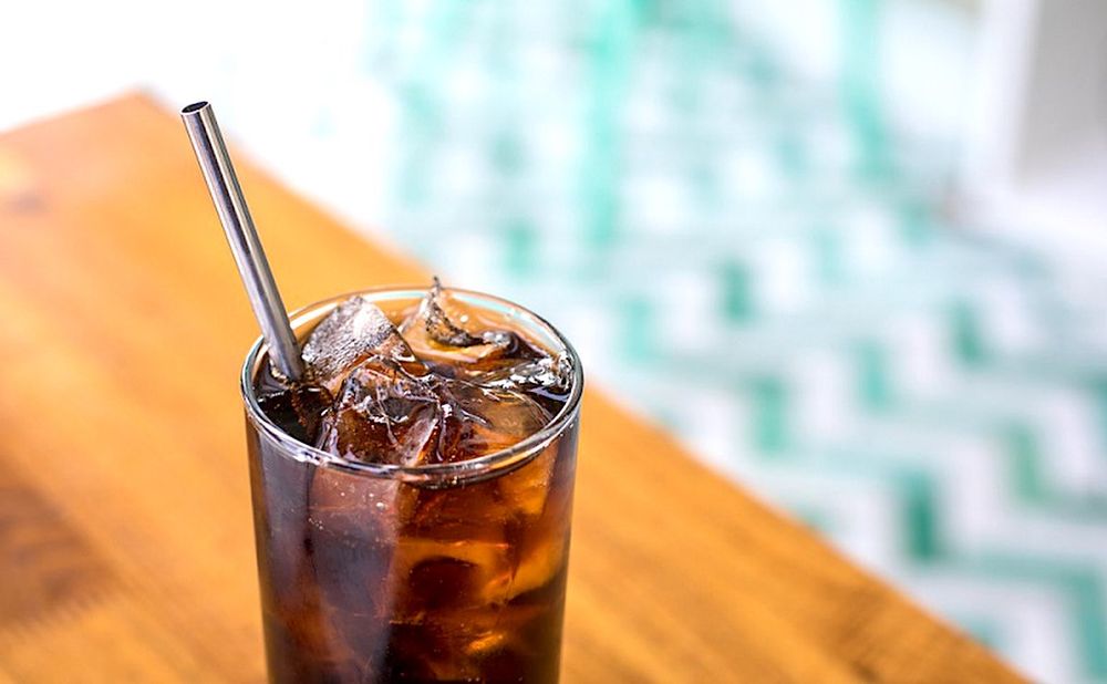 Une femme meurt après avoir été empalée par une paille en métal réutilisable