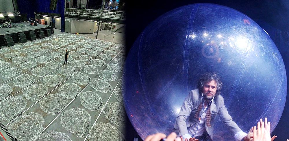 Un groupe a fait un concert à l'intérieur de bulles en plastique, tout comme son public