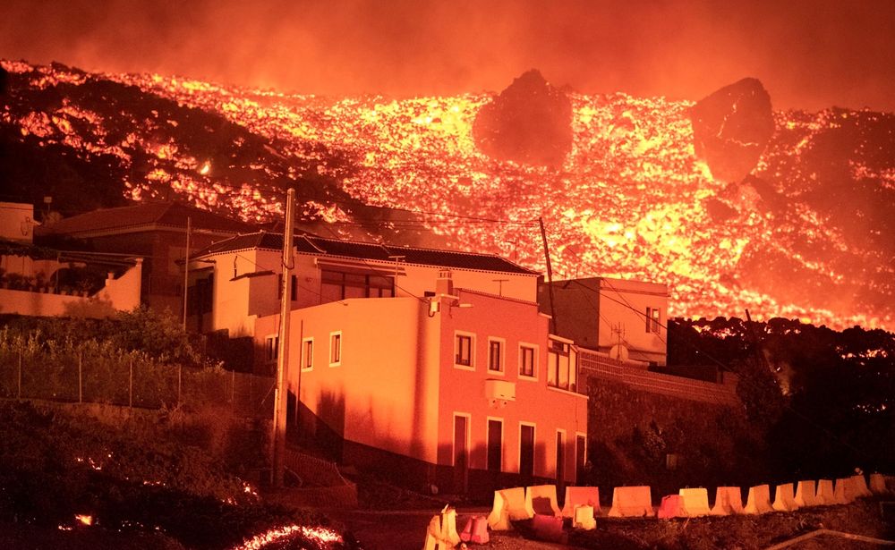 Îles Canaries : un volcan projette de la lave sur près de 2 kilomètres de haut et détruit des dizaines de maisons