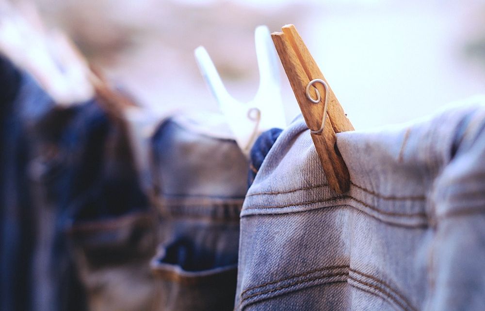 Vos jeans polluent énormément l'eau : ils libèrent 50'000 microfibres par lavage