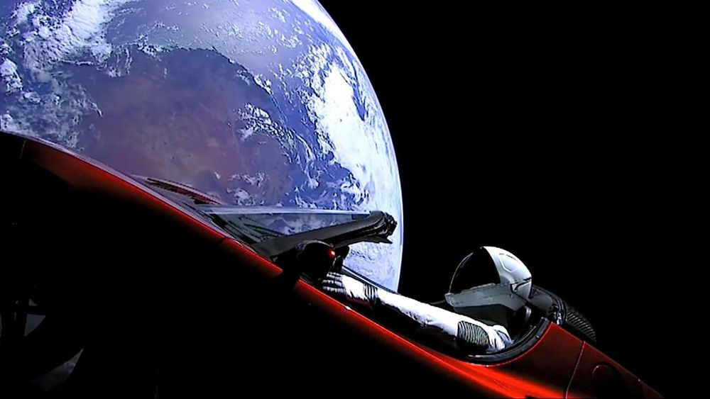 Starman vient de faire son premier vol rapproché de Mars à bord de sa Tesla Roadster