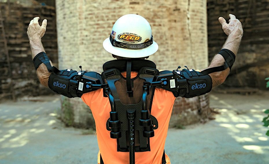 Des travailleurs japonais portent des exosquelettes pour continuer à travailler malgré un âge avancé