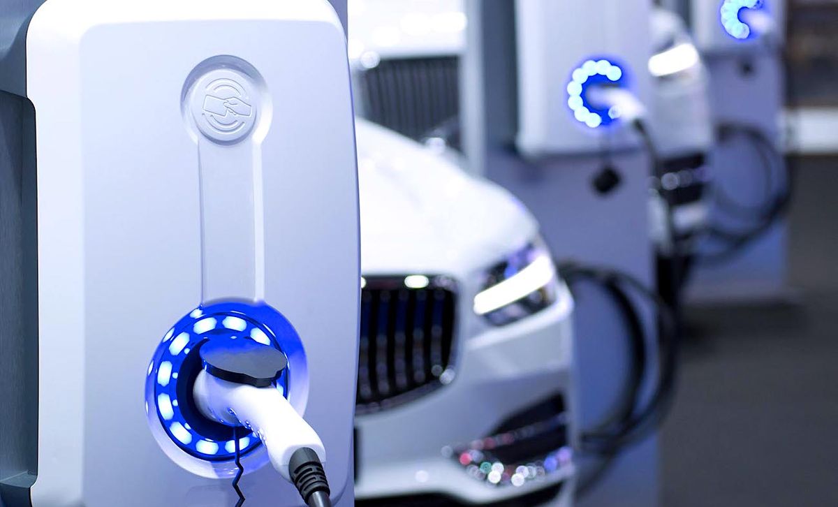 Une entreprise produit des batteries pour voitures électriques rechargeables en 5 minutes !