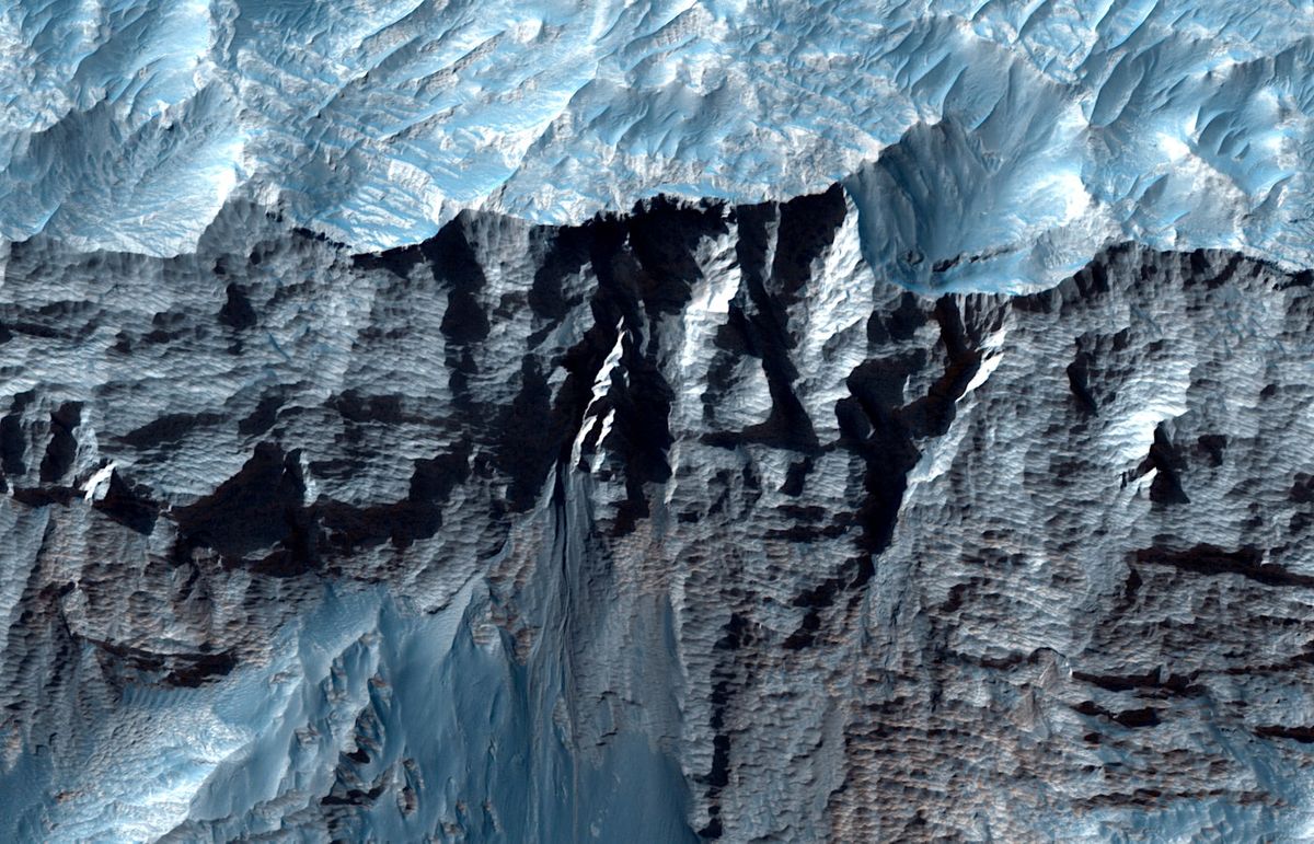 De nouvelles images époustouflantes montrent le plus grand canyon du Système solaire (sur Mars)