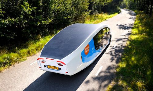 Ce camping-car à énergie solaire peut parcourir 731 kilomètres d'une traite