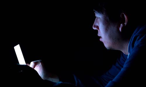 Un homme devient temporairement borgne après avoir joué sur son smartphone durant la nuit
