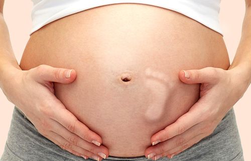 Pourquoi certaines femmes ressentent-elles encore des coups de pied foetaux des années après l'accouchement ?