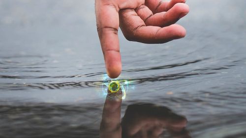 Vos doigts permettent de sentir le changement d'un seul atome dans un matériau