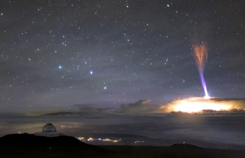 Des étonnants farfadets et jets bleus photographiés simultanément dans le ciel d'Hawaï