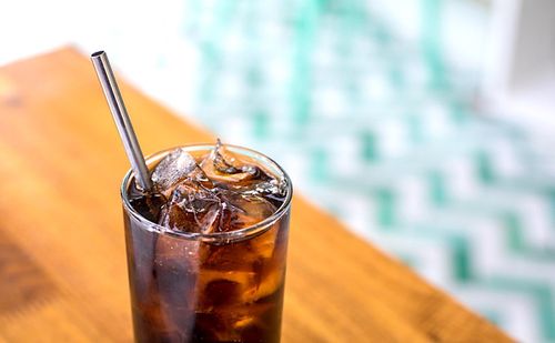 Une femme meurt après avoir été empalée par une paille en métal réutilisable