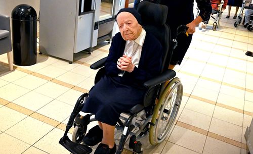 La personne la plus âgée d'Europe guérit de la COVID-19 et s'apprête à fêter ses 117 ans