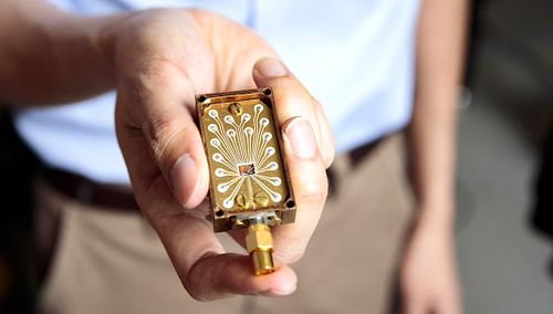 Une puce quantique au silicium d'une stabilité impressionnante, conçue avec des atomes artificiels