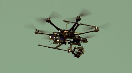 Le Royaume-Uni a développé un drone de combat autonome (IA) muni de deux fusils