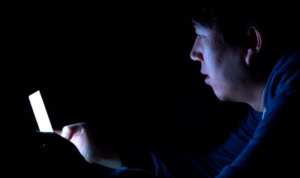 Un homme devient temporairement borgne après avoir joué sur son smartphone durant la nuit