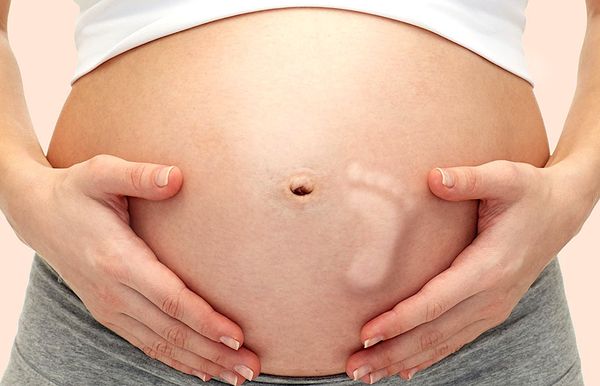 Pourquoi certaines femmes ressentent-elles encore des coups de pied foetaux des années après l'accouchement ?