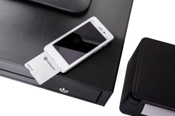 Integrated Card Machine VS SoftPOS? What's the Difference and Which is Right For My Business?