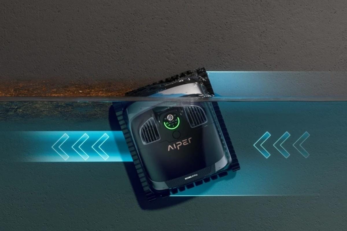 Robot limpiafondos Aiper Scuba X1 Pro limpiando la pared