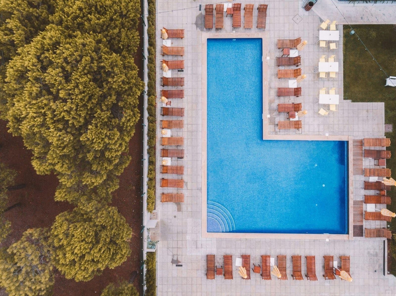 Poollayout geeignet für einen Poolroboter zur Reinigung von Boden, Wänden und Wasserlinie