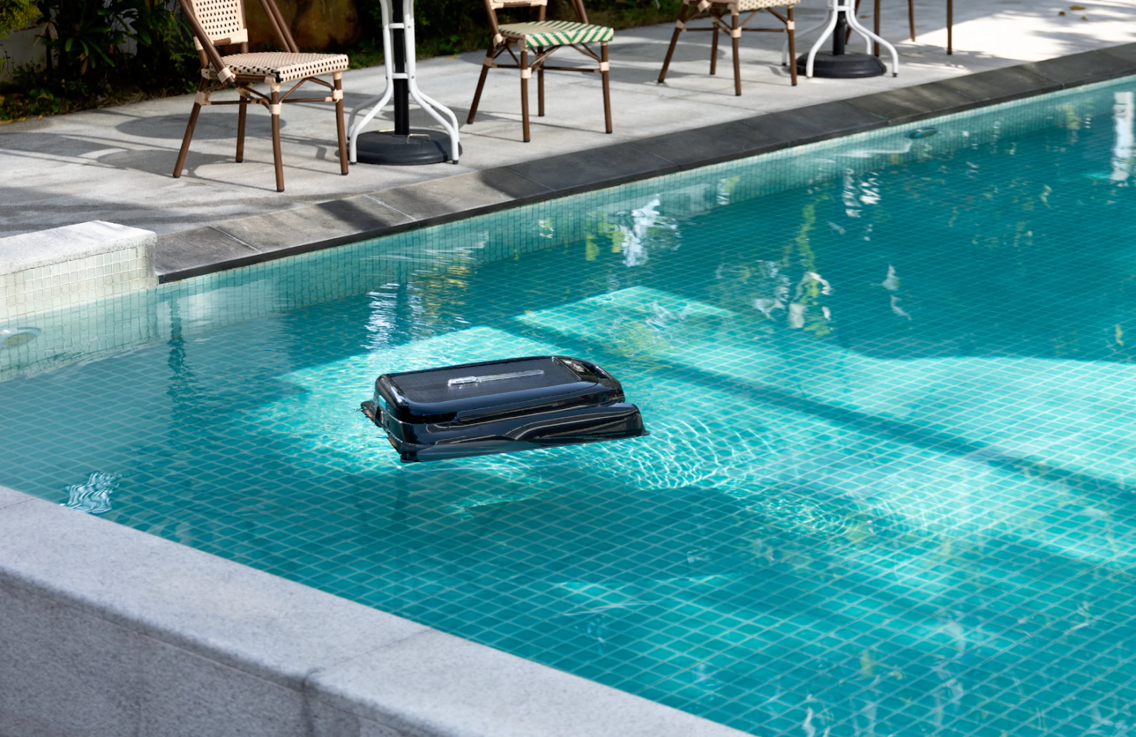 Aiper Surfer S1 sur la piscine