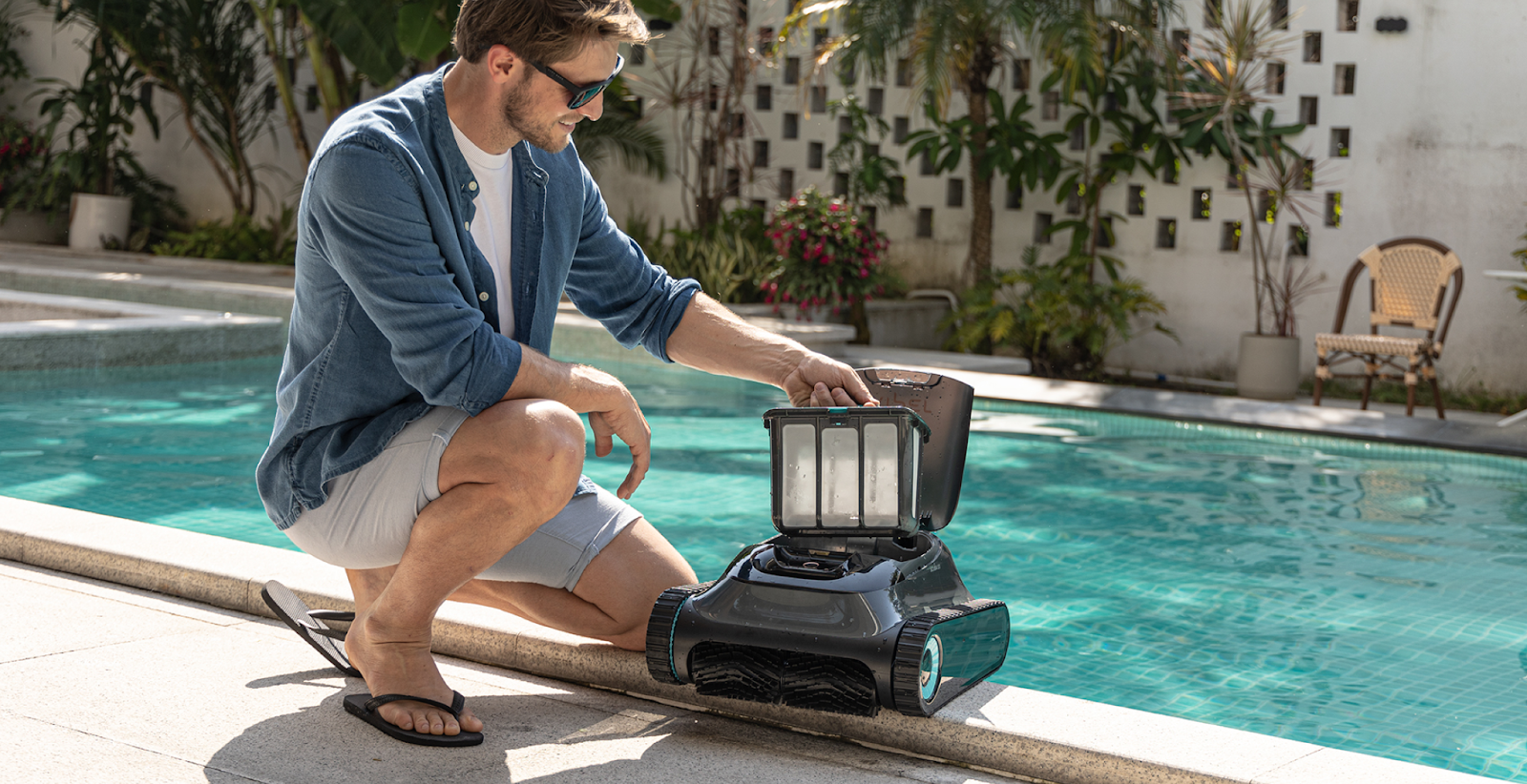 Un homme utilise le robot de piscine Aiper Scuba S1