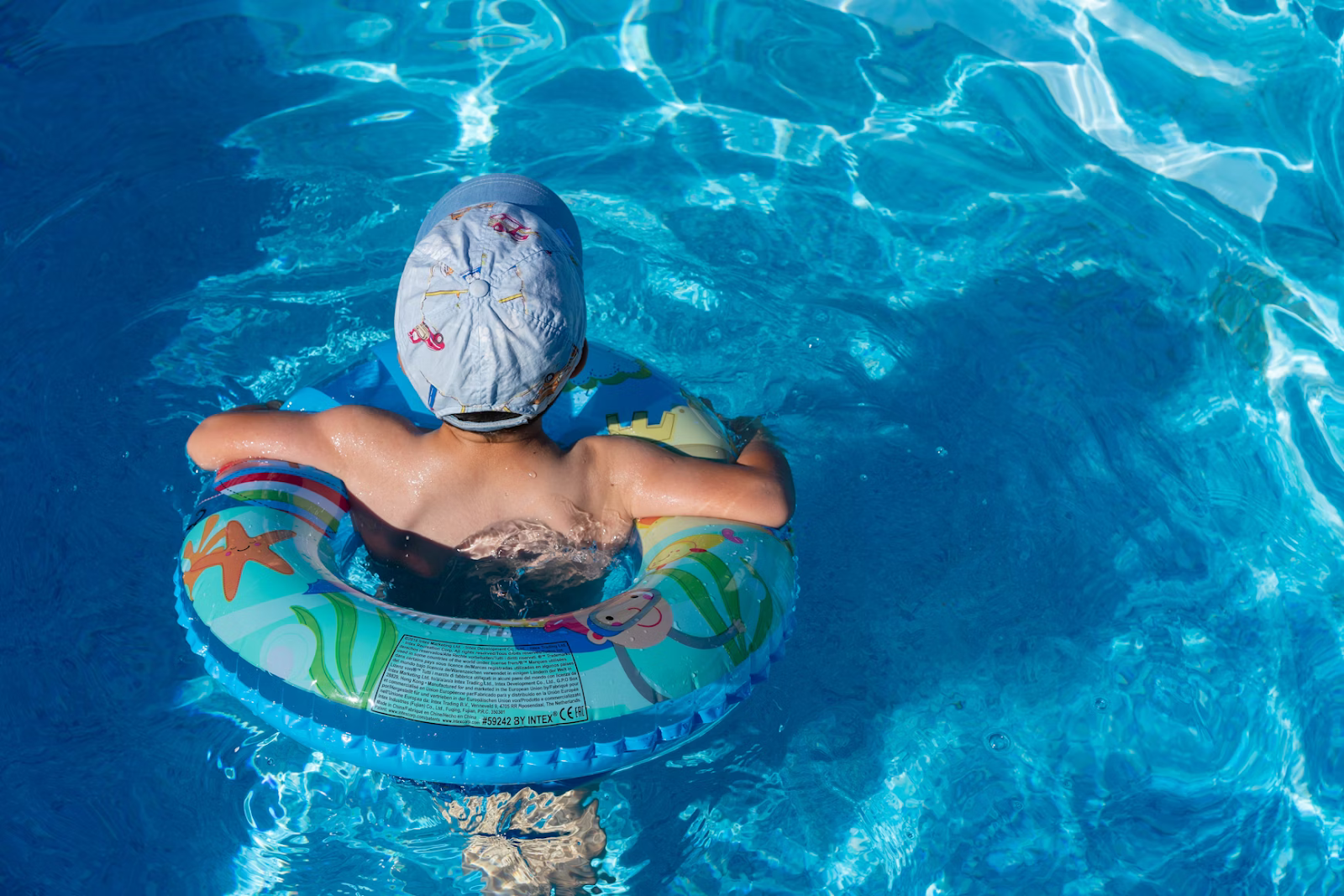 Un niño en una piscina