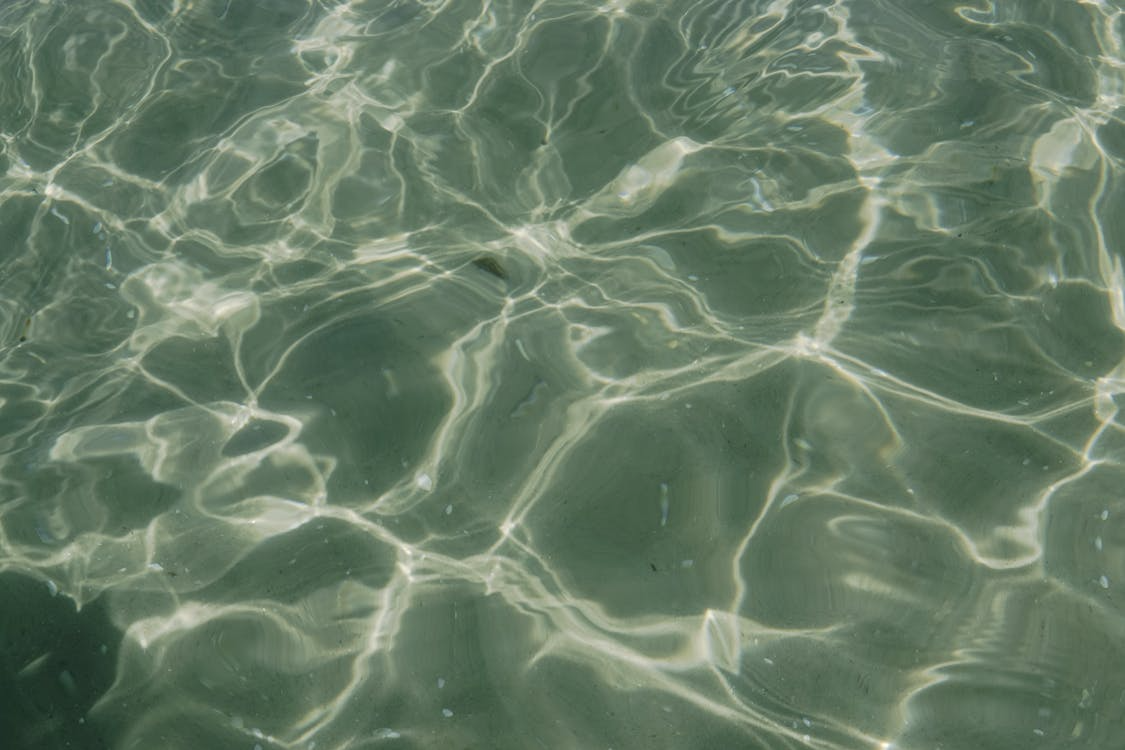 Agua turbia de la piscina