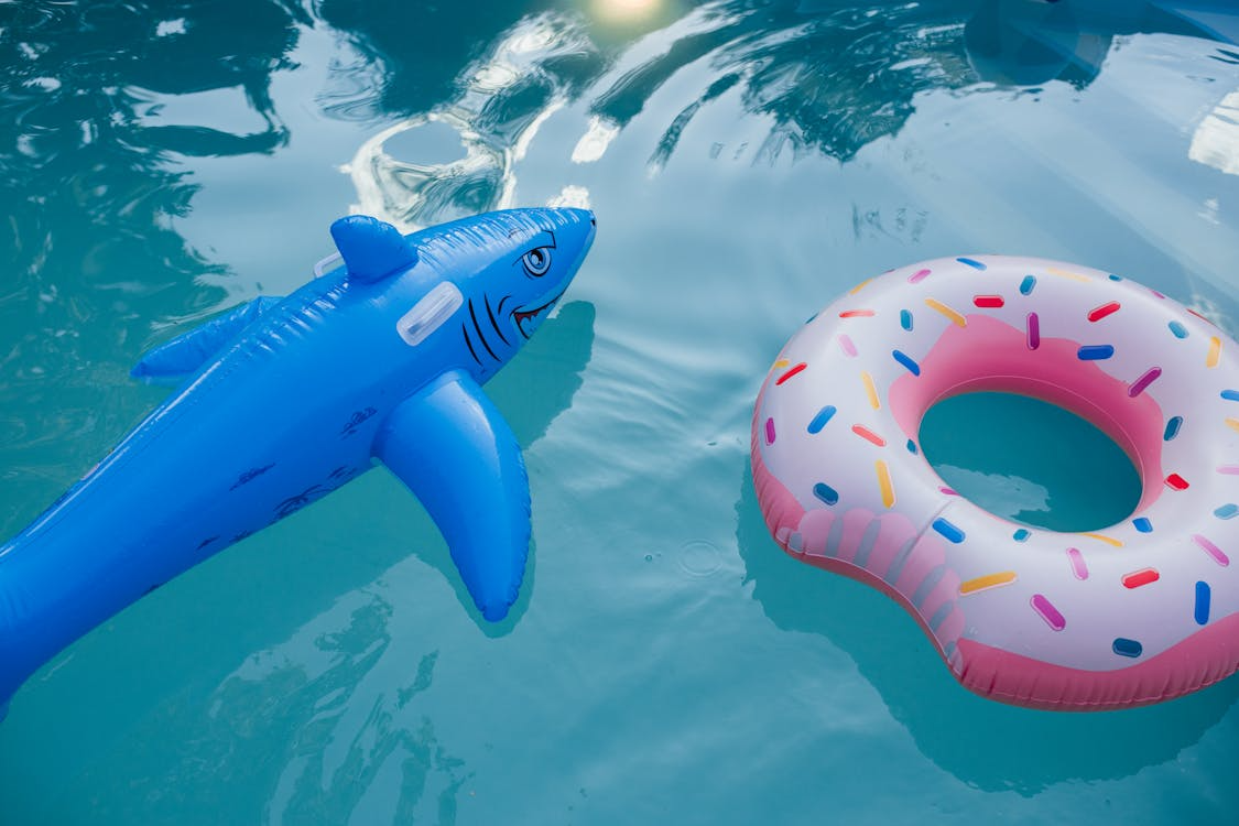 Schwimmspielzeug im Pool als Teil der Poolpflege im Frühjahr