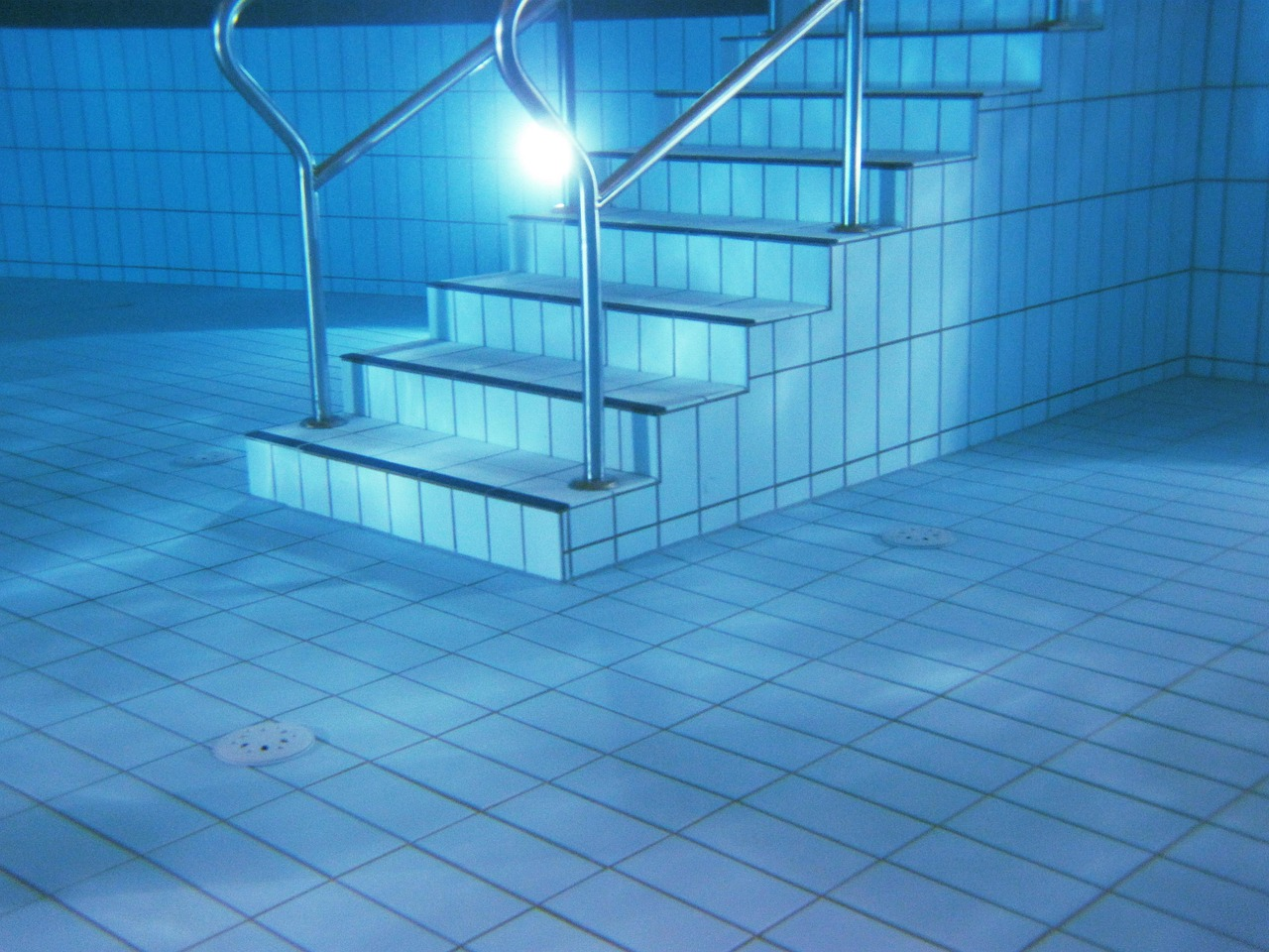 Piscine propre après l’utilisation d’un aspirateur piscine sans fil