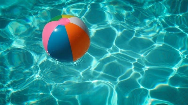 Pelota flotando en la superficie de una piscina al aire libre