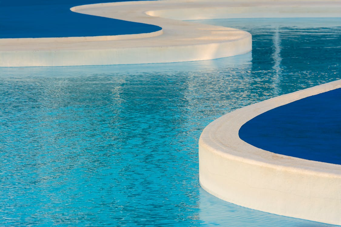 piscina con forma curva