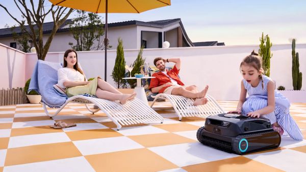 Familia disfrutando del tiempo libre gracias al robot limpiafondos automático y fácil de usar.