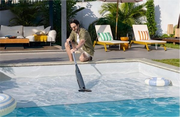 Hombre usa aspirador de piscina Aiper Pilot X1 