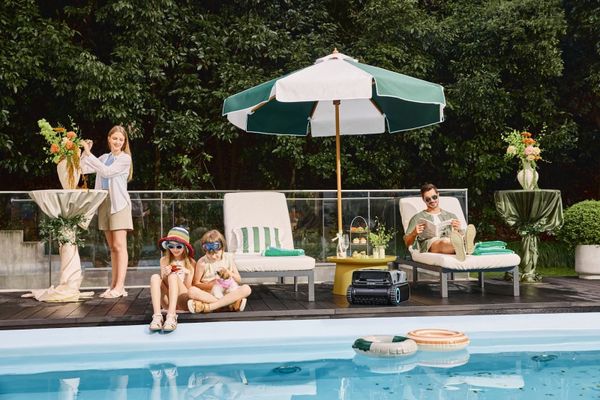 Famille profitant d’une piscine propre en été