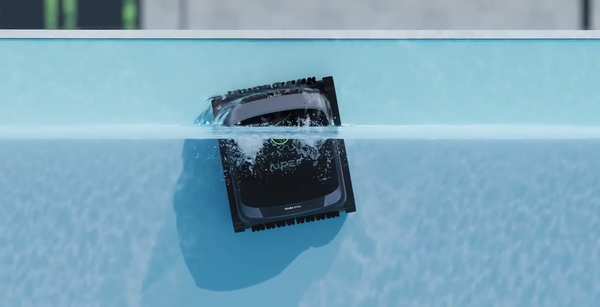 Robot limpiafondos Scuba X1 Pro en la pared de la piscina