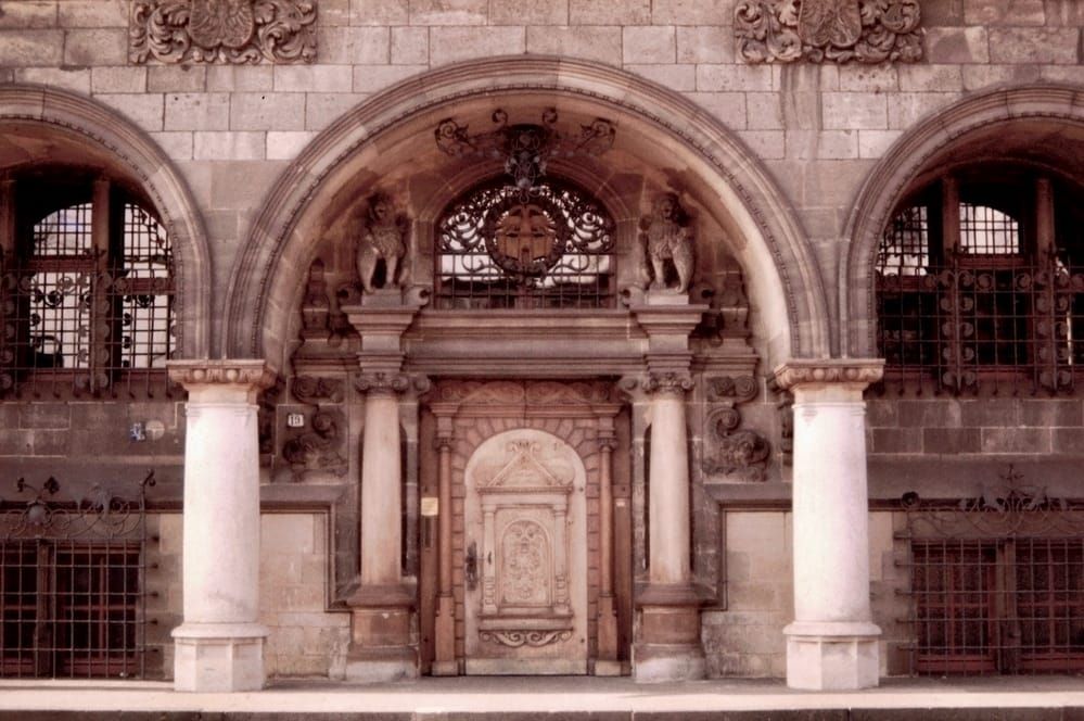 Photograph of the entrance portal of Duisburg City Hall (Rathaus) taken in 1977. 