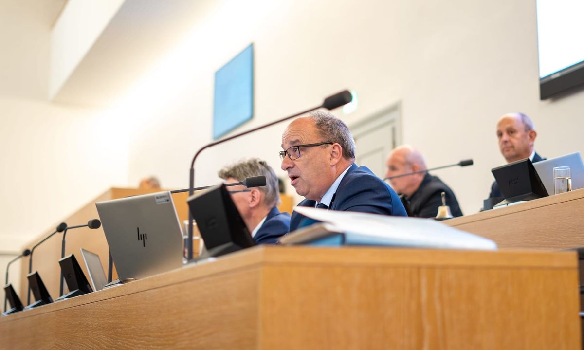 Budgetdebatte im Grossen Rat: bis jetzt Kürzungen um knapp 26 Mio. Franken beschlossen - keine Kürzung im Asylbereich - weniger Mittel für Standortförderung - Debatte  geht weiter am 2. Dezember