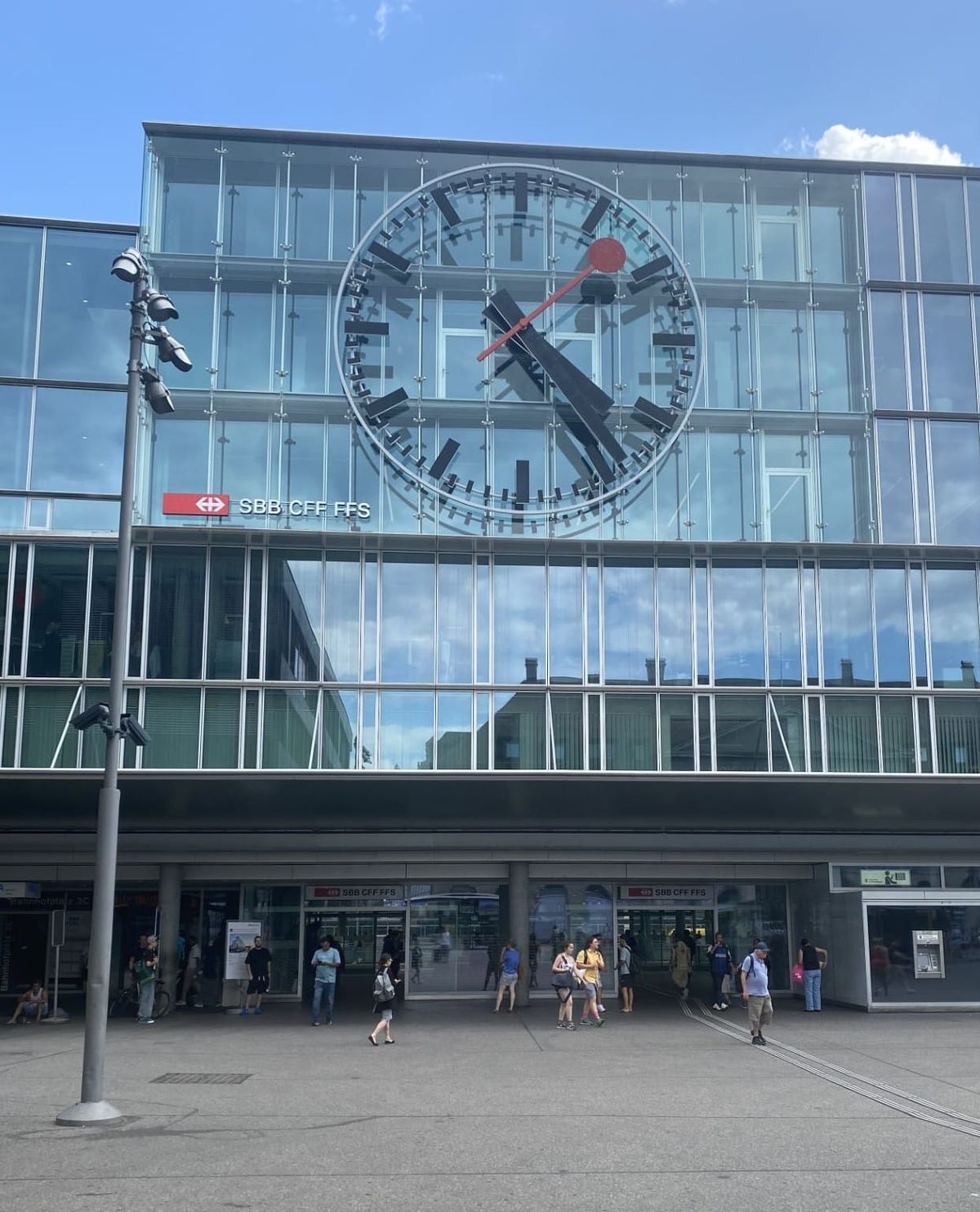 Grösste Bahnhofsuhr der Schweiz läuft wieder