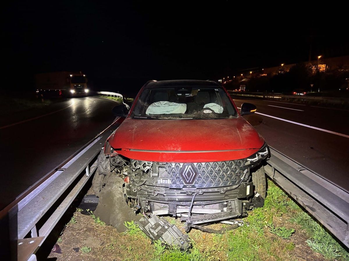 Auf der A1 bei Hunzenschwil zwischen Leitplanken eingeklemmt