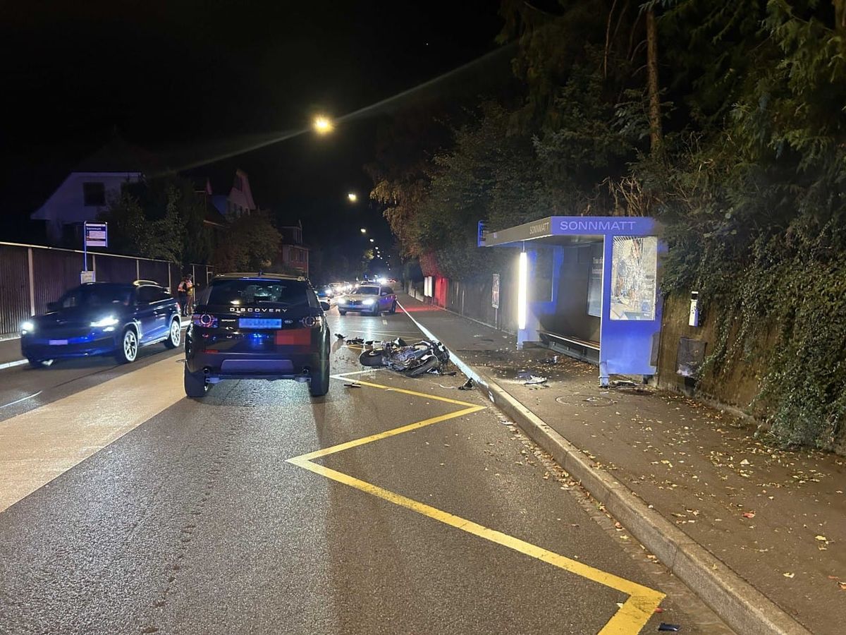 Baden: Mit Buswartehäuschen kollidiert
