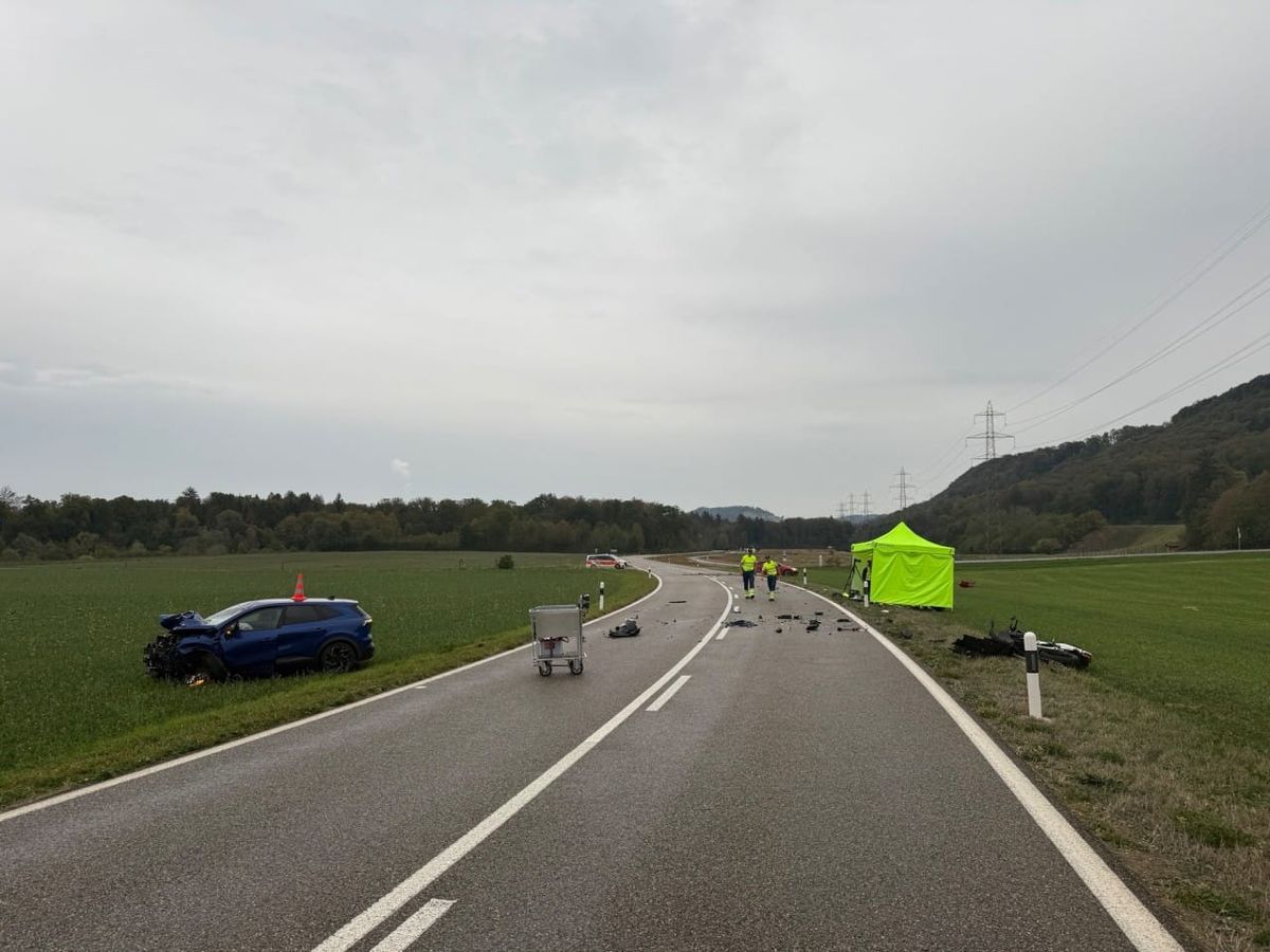 Eiken: Auto gerät auf Gegenfahrbahn und kollidiert mit anderem Auto und Töff - Töfffahrer stirbt